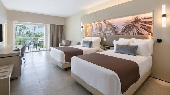 Twin bed suite with tropical view and balcony