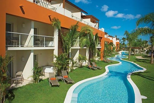 Resort swim-up suites with lazy river and pool